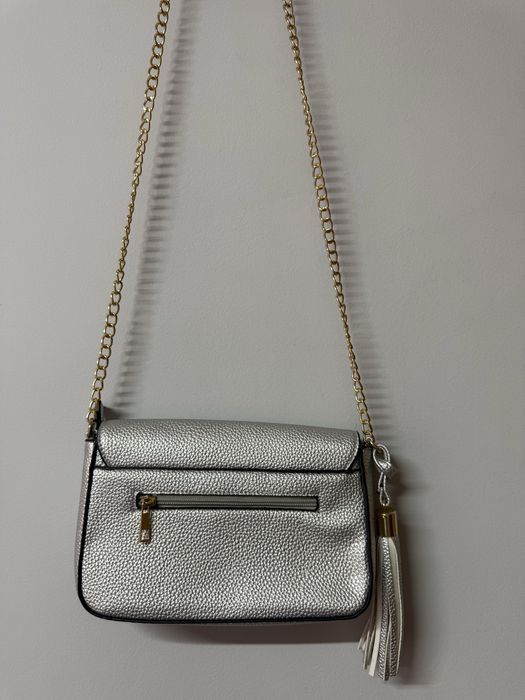 Сива ефектна чанта с пискюл