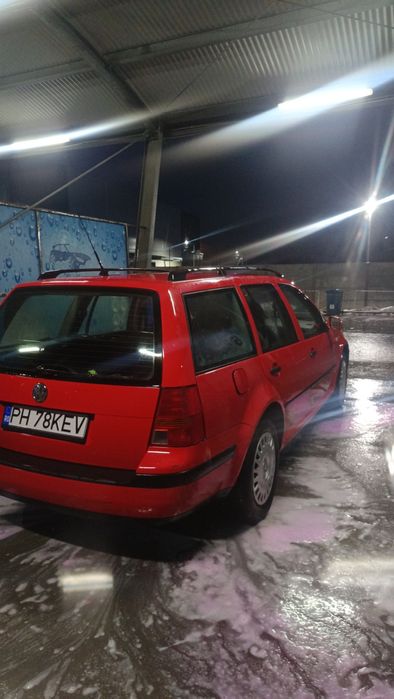 Vând sau schimb golf 4