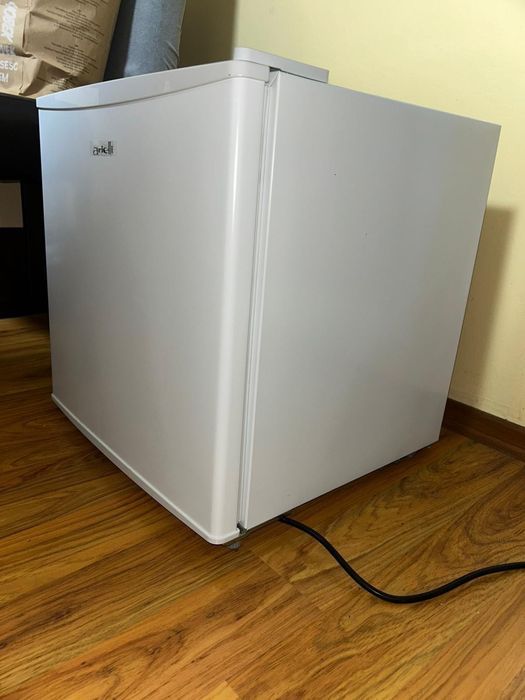 Хладилник мини бар arielli 43 литра, клас Е. бял