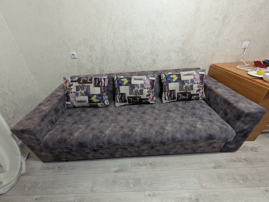 Раскладной диван с подушками