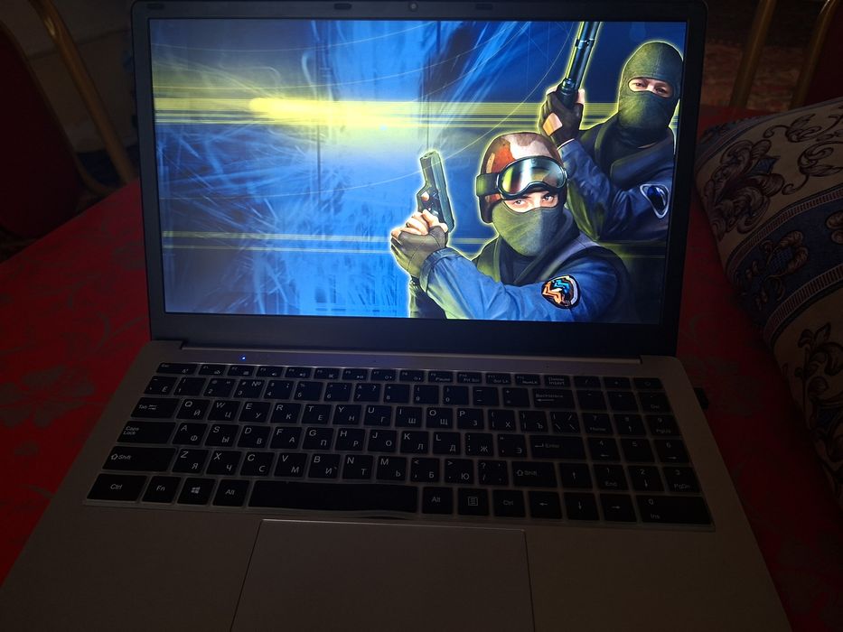 Azerty. O'yin va studentlar uchun alo darajadagi notebook.