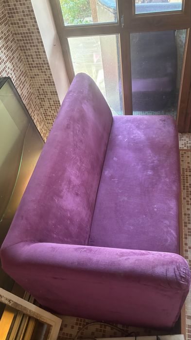 Фиолетовый диван