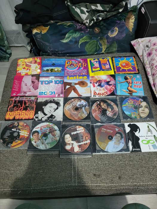 Vând colecție de DVD uri cu hituri românești