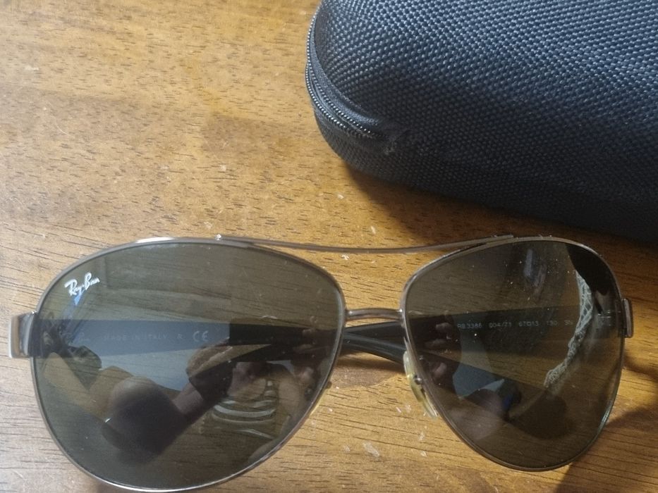 Ray-Ban, ochelari de soare originali, cu un design elegant și atemporal.
Model: RB3386 004/71
