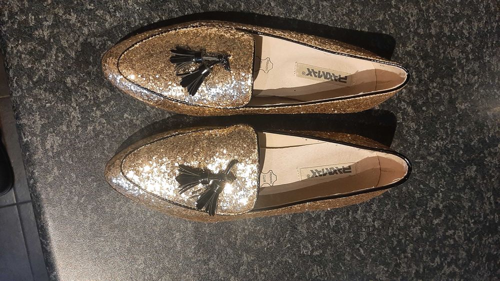 Pantofi auri numarul 38