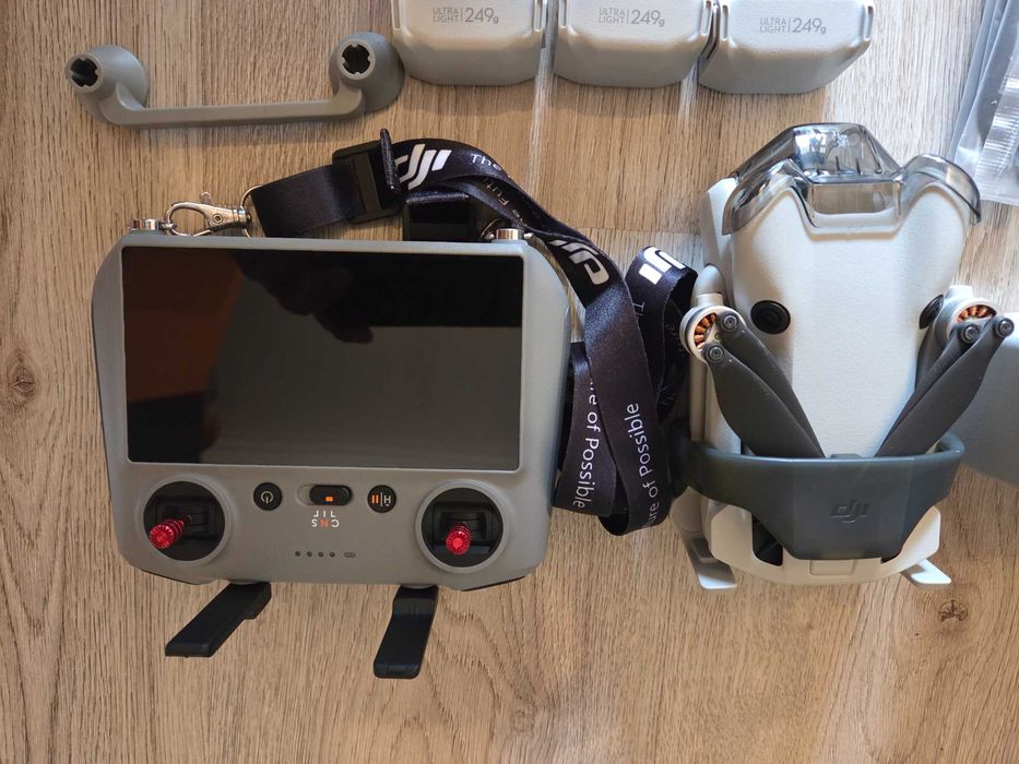 Дрон DJI Mini 4 Pro Fly More Combo