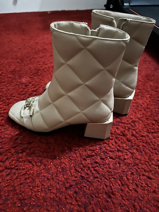 Аяқ-киім сатылады