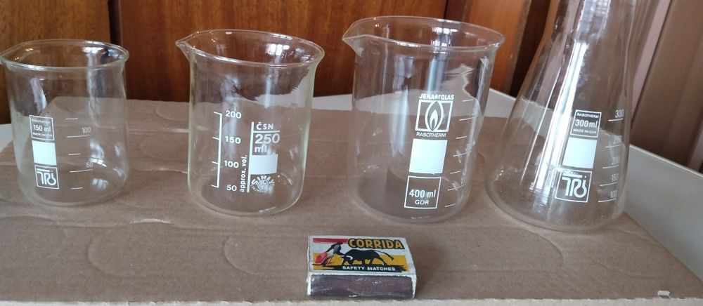 4 различни по грамаж стъклени колбички 150,250,300,400 милилитраl