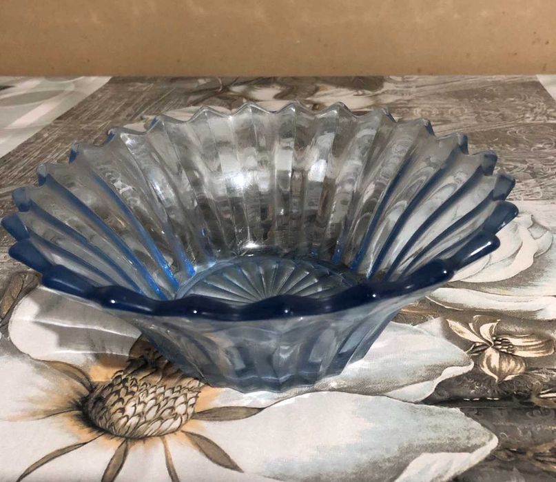 В продаже стеклянная удобная салатница к вашему праздничному столу.