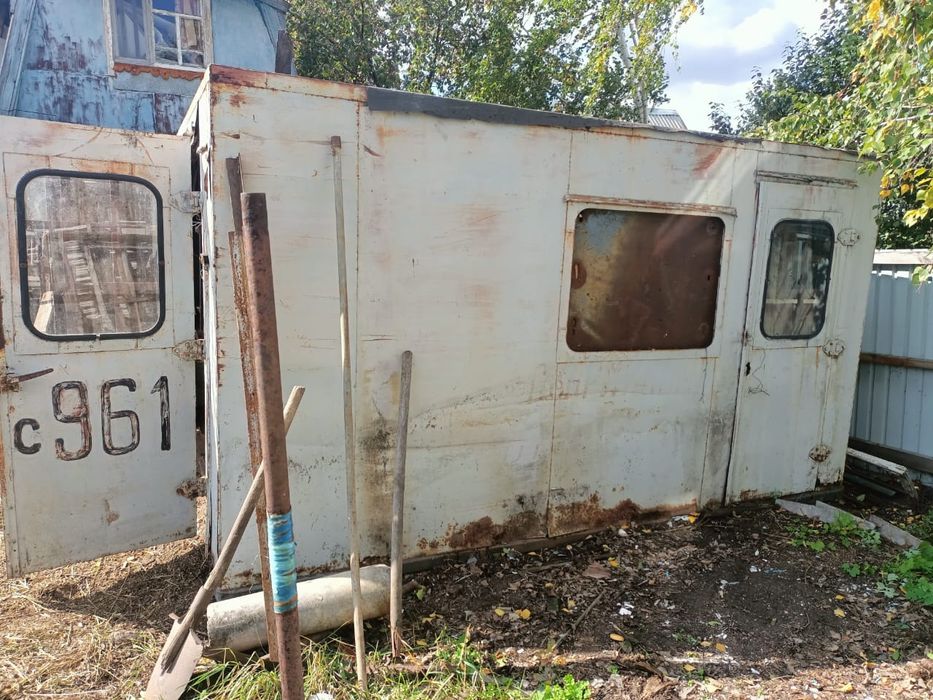 Срочно продам будку с закрывающимися дверьми.