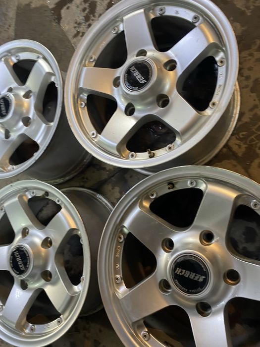 На 16 5/150. Тойота