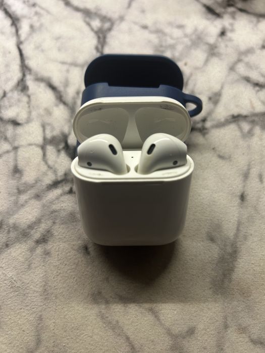 AirPods 2 с чехлом