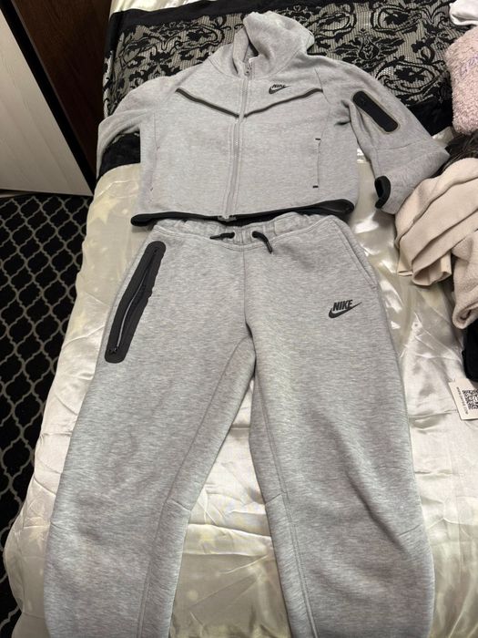 Vând trening Nike Tech