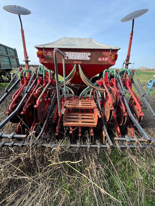 Vând tractor utb650+combinator+semănătoare