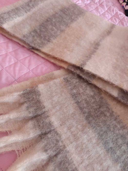 Зимен шал в бежови нюанси