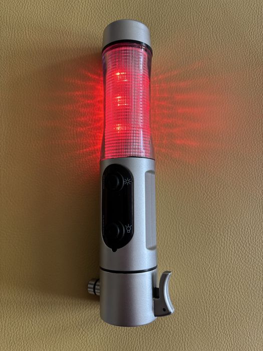 Продавам 4 в 1 аварийна светлина, фенер, чук и нож за колан на кола