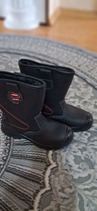 Сапоги зимние хорошего качества.