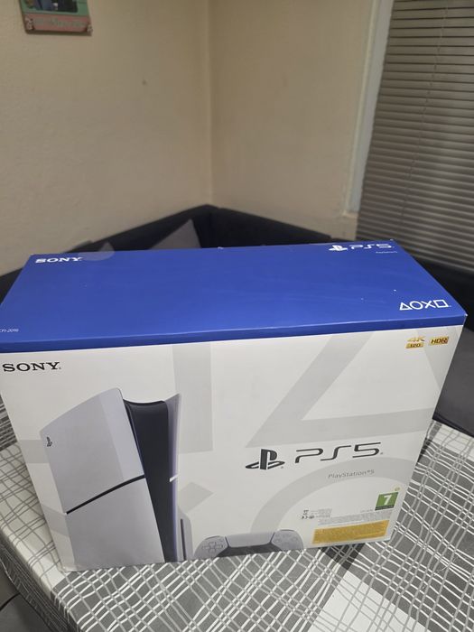 Продавам PlayStation 5 Slim с дисково устройство перфектно състояние с гаранция!