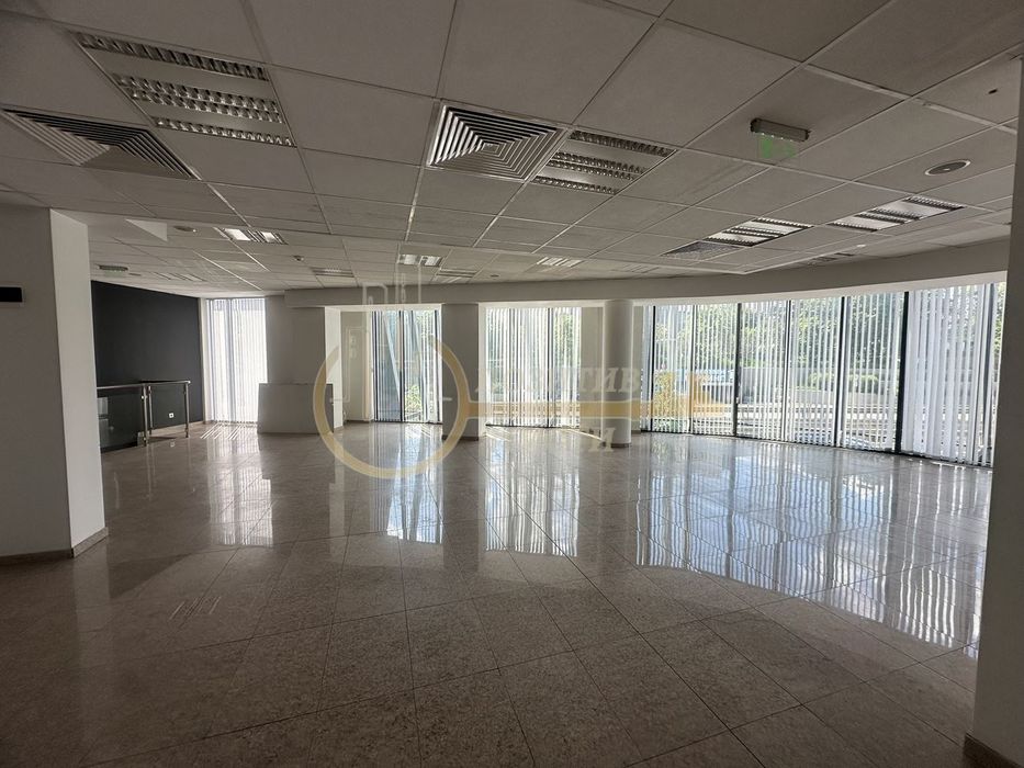 Дава се под наем Магазин в София, Център - 160 кв.м за 2200 € - Снимка #1