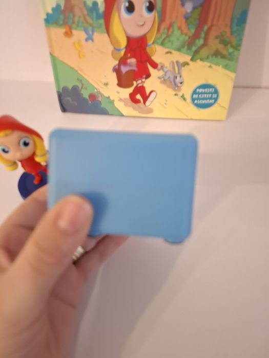 Boxa audio litera si figurina scufita rosie