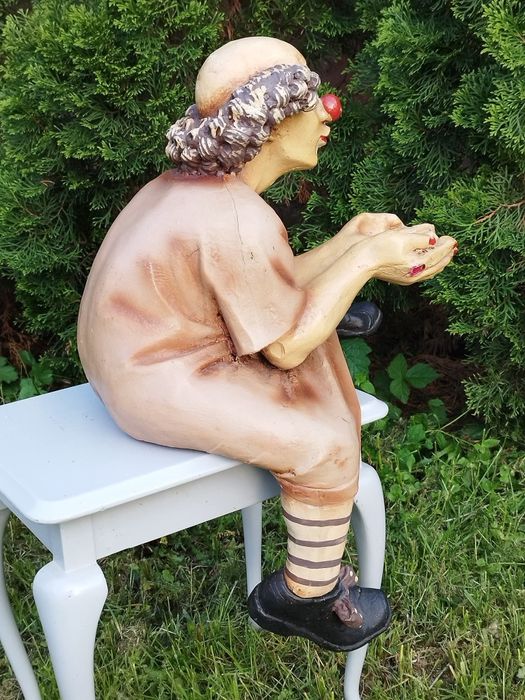 Jun Asilo,Колекционерска фигура на просещ клоун