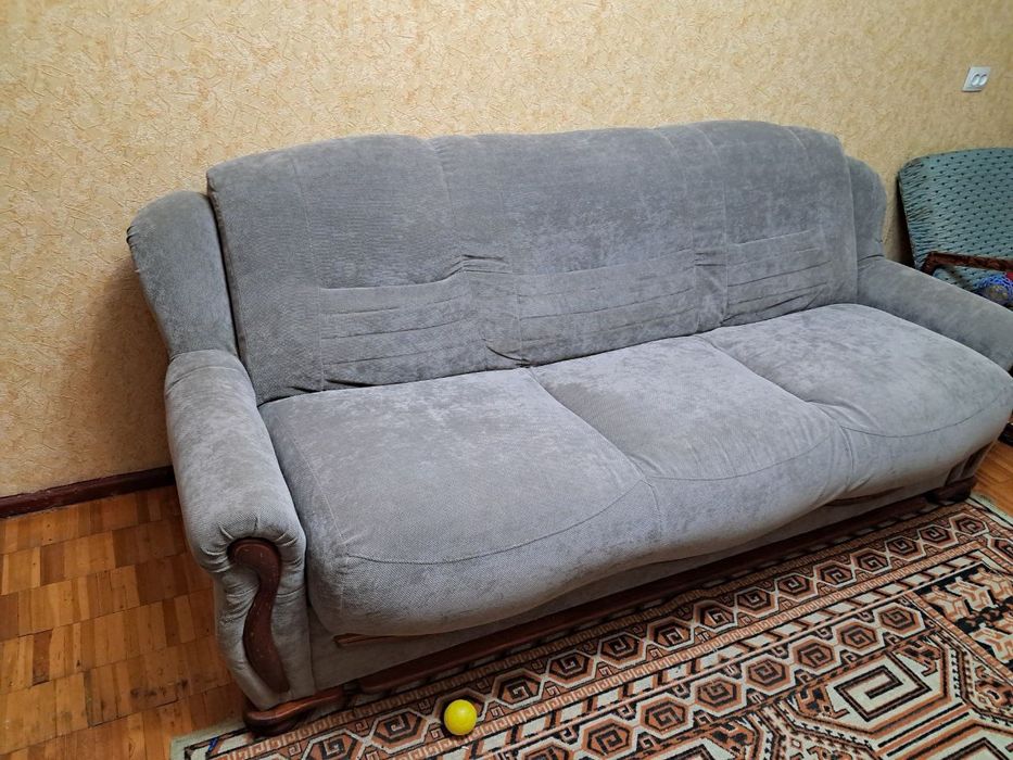 Продаётся диван и два кресла и кровать .