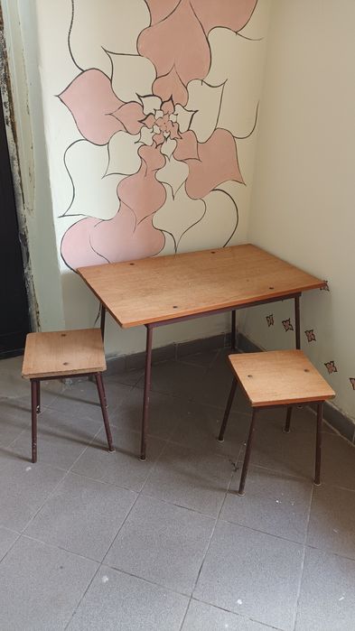 Vând vitrina bere, navete,mese