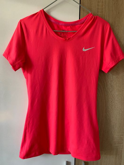 Тениска Nike в неоново розово