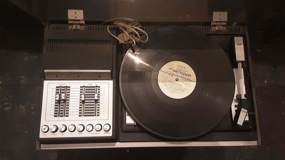 Проигрыватель. Мелодия 103 Стерео.25000тг.