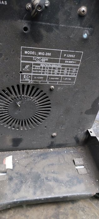 Полуавтомат сварка в рабочем состоянии.