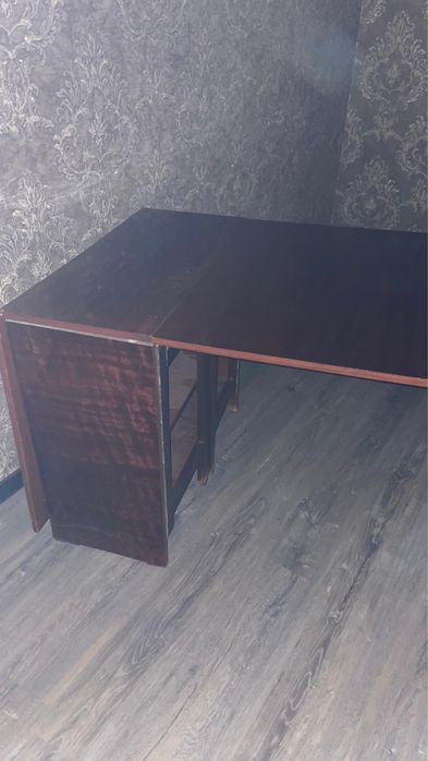 Продается кровать, стол