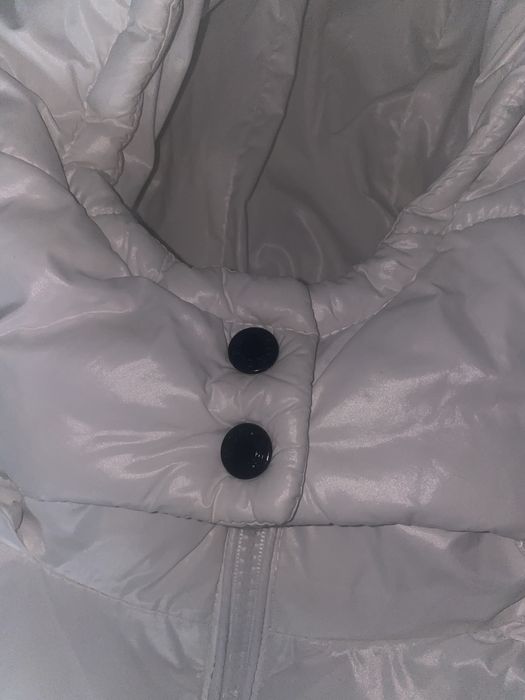 Vesta alba Moncler cu gluga