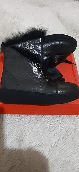 Продам новые  ботинки Тифлани