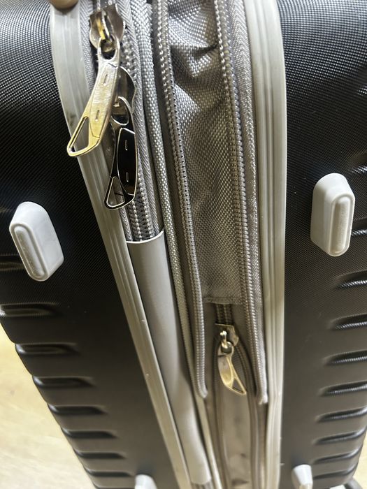 Чемодан продается