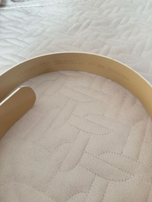 Оригинален дамски колан GUESS – бял, еко кожа, със сребриста катарама