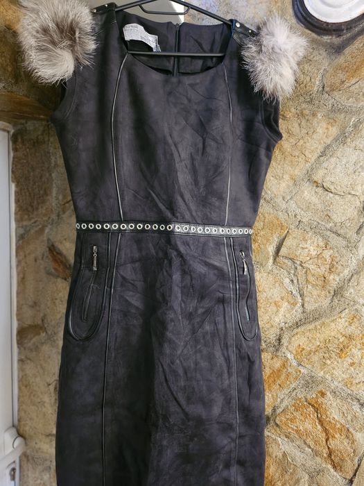 Уникална велурена рокля със естествен пух на раменете