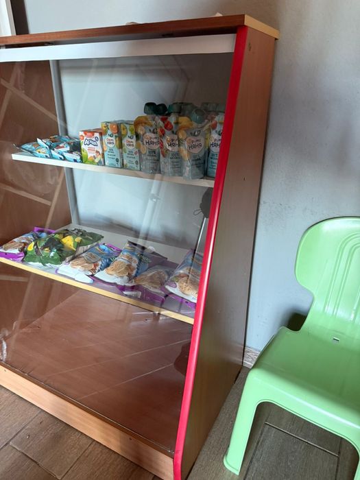 Продам витрину и стол