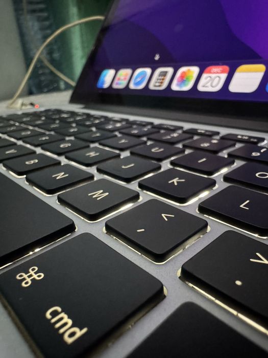 MacBook Pro 13 dyum (2015) + ikkita sumka, gilof va klaviatura himoyas