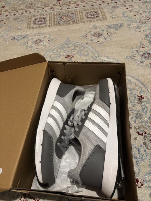 Продам кроссовки Adidas 41 размер
