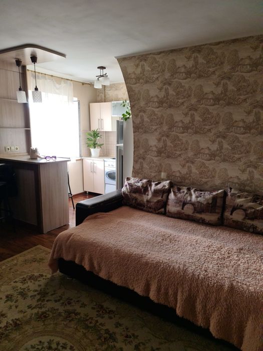 Продам 1,5  на дворце спарта