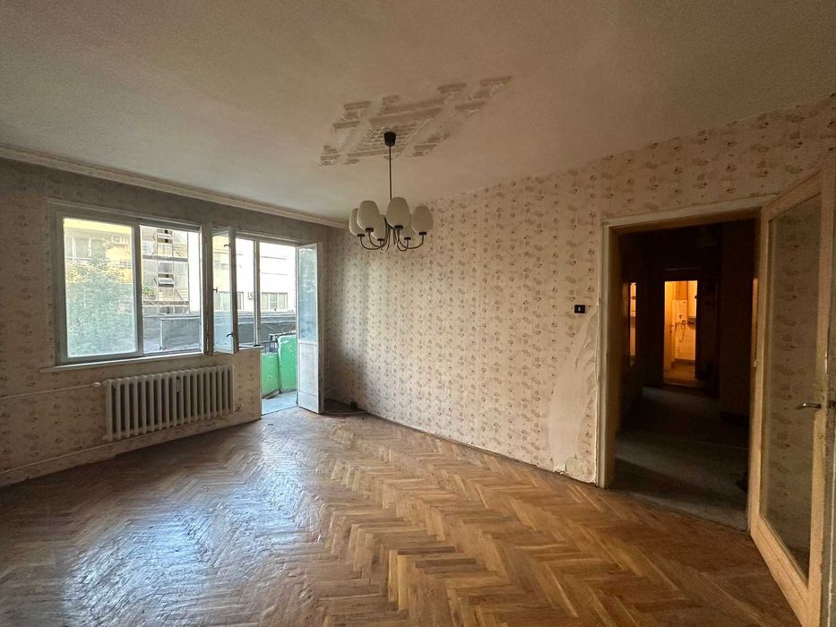 Продава се Двустаен апартамент в Разград, Център - 68 кв.м за 1650 €/кв.м - Снимка #1