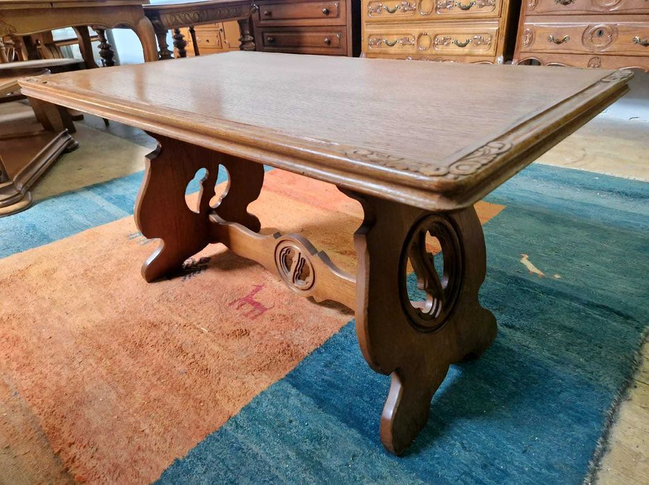 Винтидж холна маса за кафе от дъбов масив с красиво резбовани крака