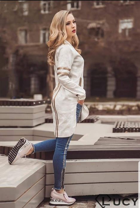 Бяло манто Lucy със златисти акценти