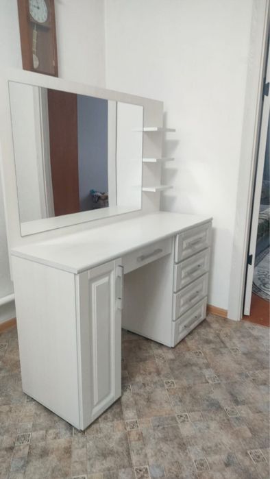 Продается дамский столик