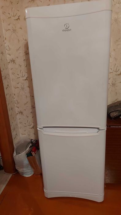 Продам холодильник индезит
