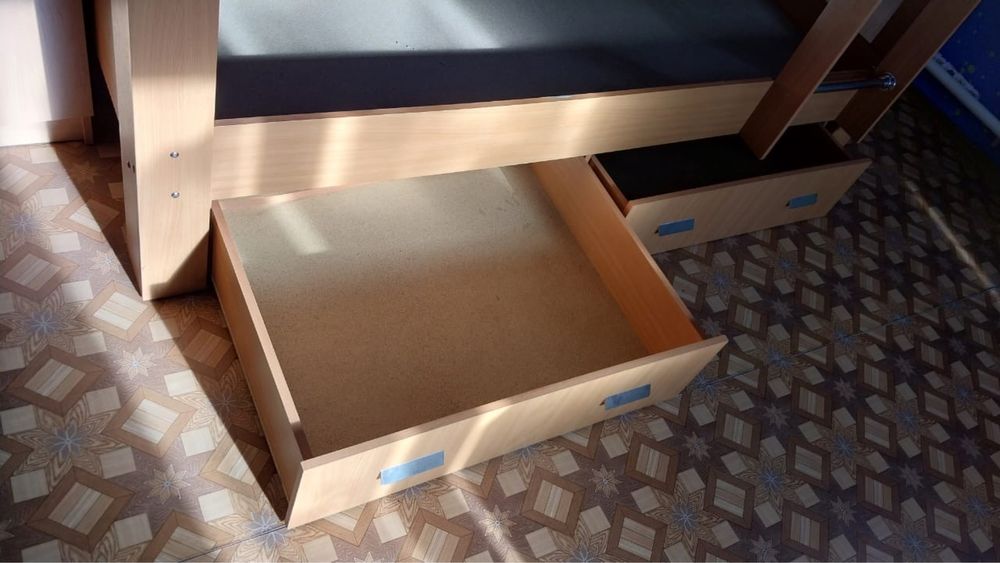 Двухъярусная кровать, шкафы