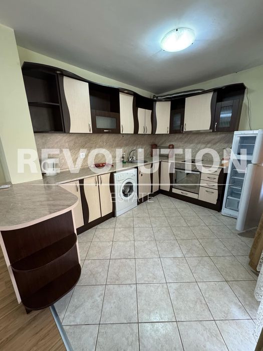 Дава се под наем Тристаен апартамент в Пловдив, Младежки Хълм - 100 кв.м за 500 € - Снимка #2