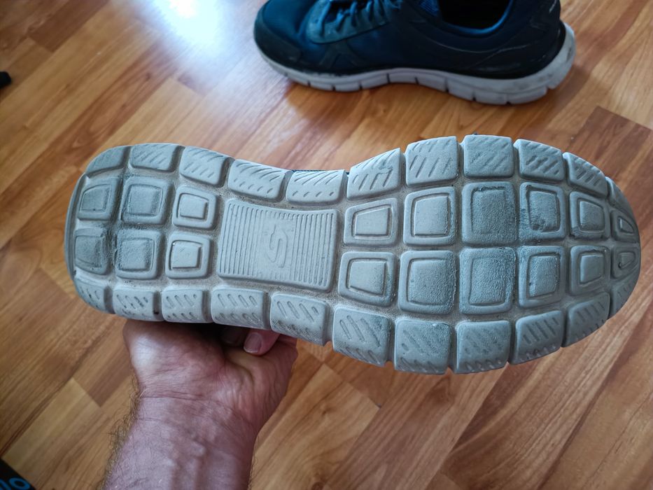 Adidași sketchers mărimea 48.5