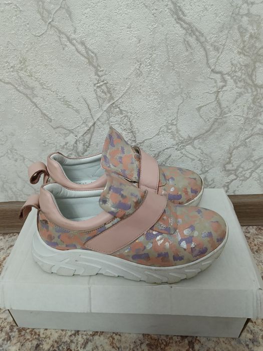 Продам кроссы на девочку