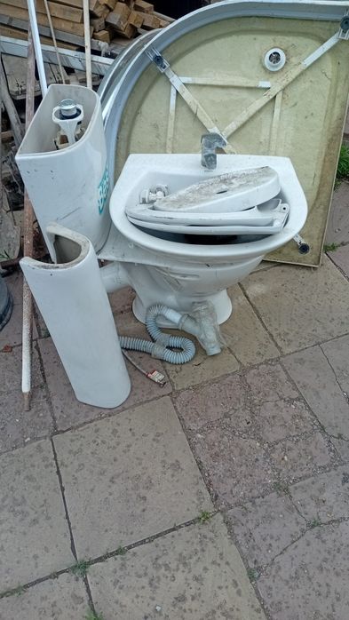 Продам унитаз,бачок,тюльпаны.все в отл состоянии!